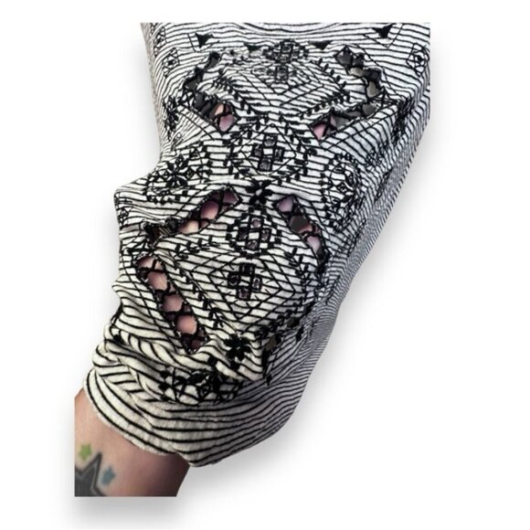 Women’s torrid 1 Striped Tribal Cut Out Embroidered Hip Knot Tank Top 14 16 1XL - Picture 8 of 10